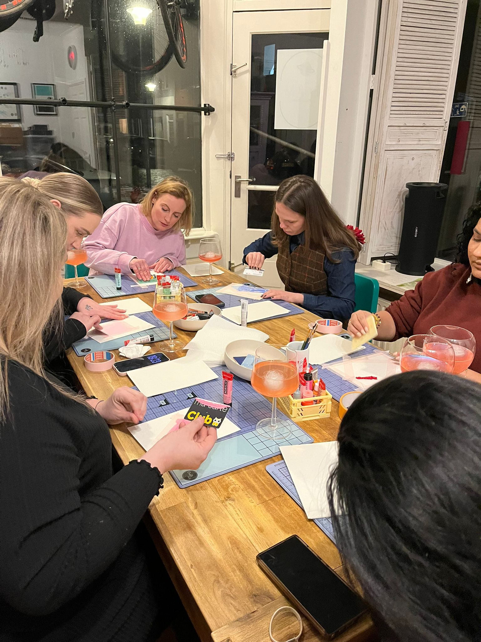 Deelnemers aan de slag met acrylverf tijdens de workshop abstract schilderen voor volwassenen